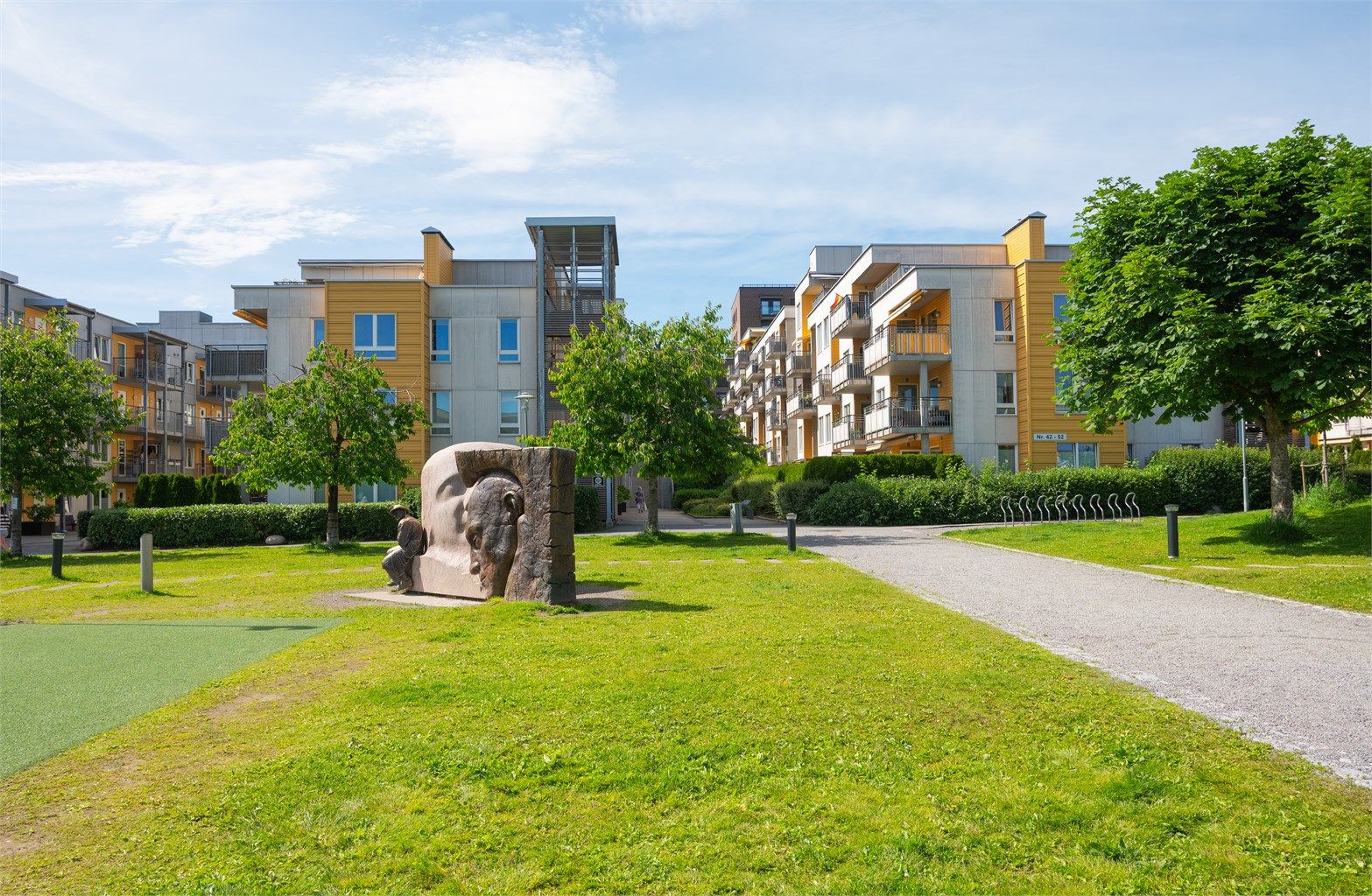 Leiligheten ligger rett ved Lørenparken i Bydel Grünerløkka. Det er lagt vekt på attraktive uterom for beboerne med bl.a. annet egen skulpturpark.