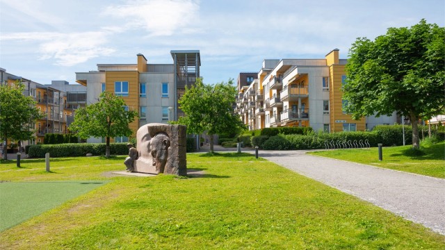 Leiligheten ligger rett ved Lørenparken i Bydel Grünerløkka. Det er lagt vekt på attraktive uterom for beboerne med bl.a. annet egen skulpturpark.