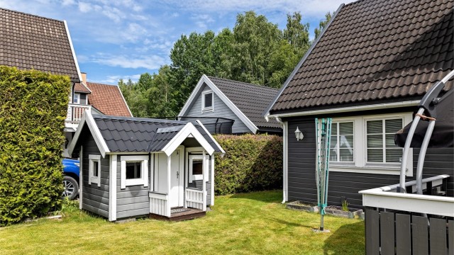 Dukkestuen er en sjarmerende detalj på den barnevennlige tomten.