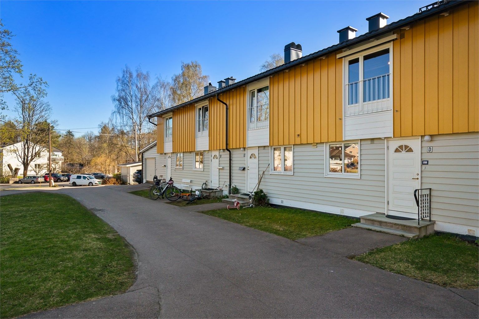 Her bor du med umiddelbar nærhet til Marka, med turstier mot Vettakollen og Ullevålseter, samtidig som buss og T-bane er lett tilgjengelig.