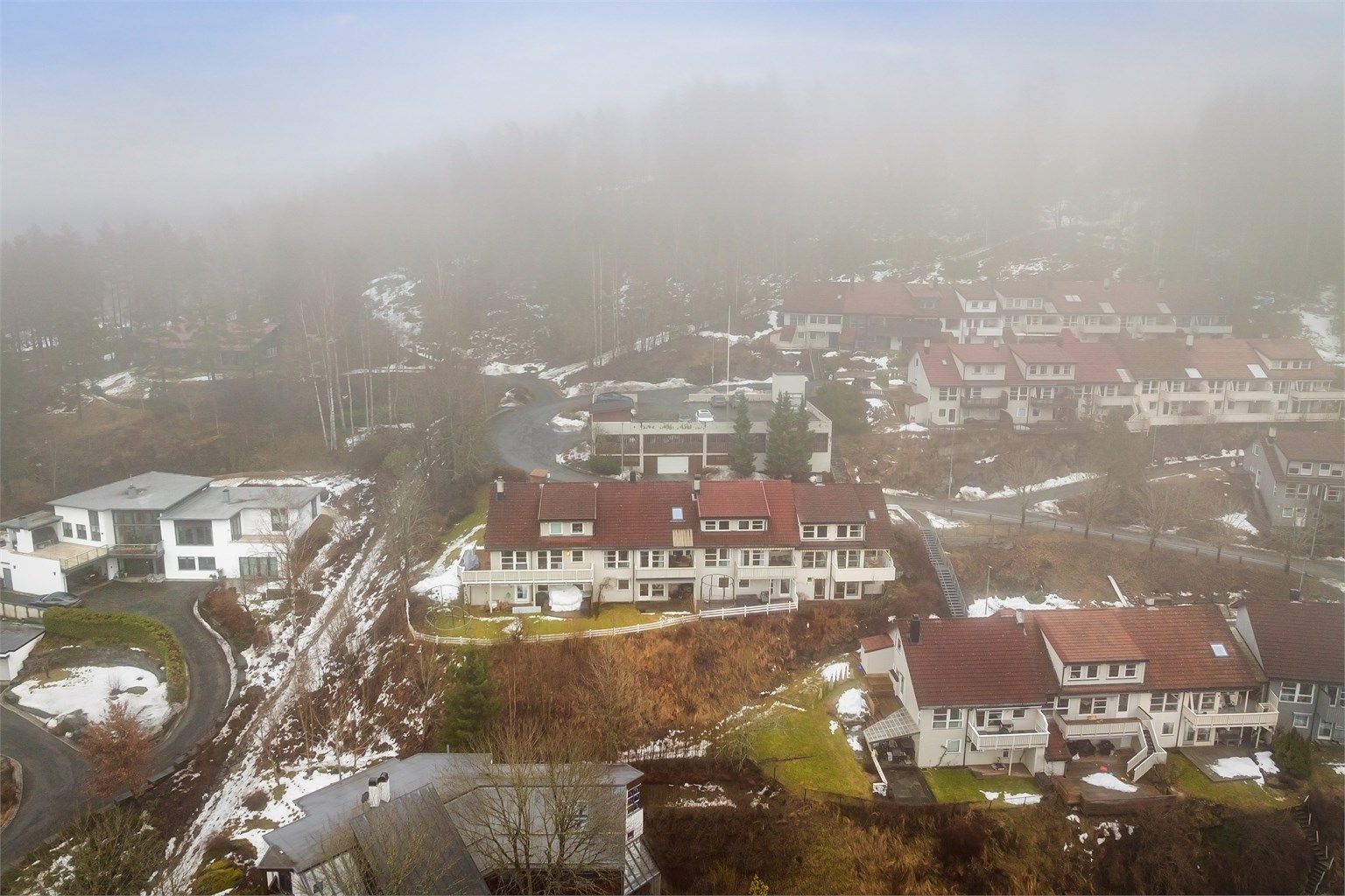 Det er kort og trygg vei til barne- og ungdomsskole, få minutter til buss og gangavstand til Bærums Verk Handelssenter med gode servicetilbud