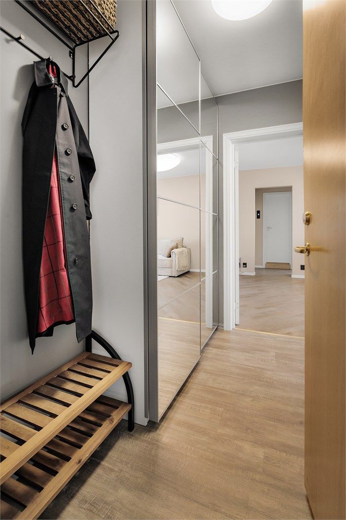 Entré med skyvedørsgarderobe med speilfronter til oppbevaring. 