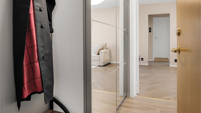 Entré med skyvedørsgarderobe med speilfronter til oppbevaring.