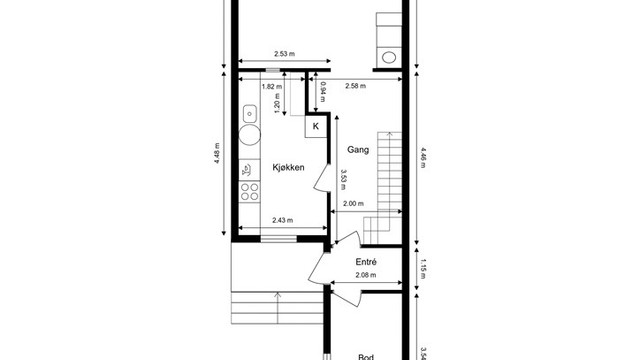 Første etasje har en arealeffektiv planløsning på 55 m² som samler entré, bod, kjøkken og stue.