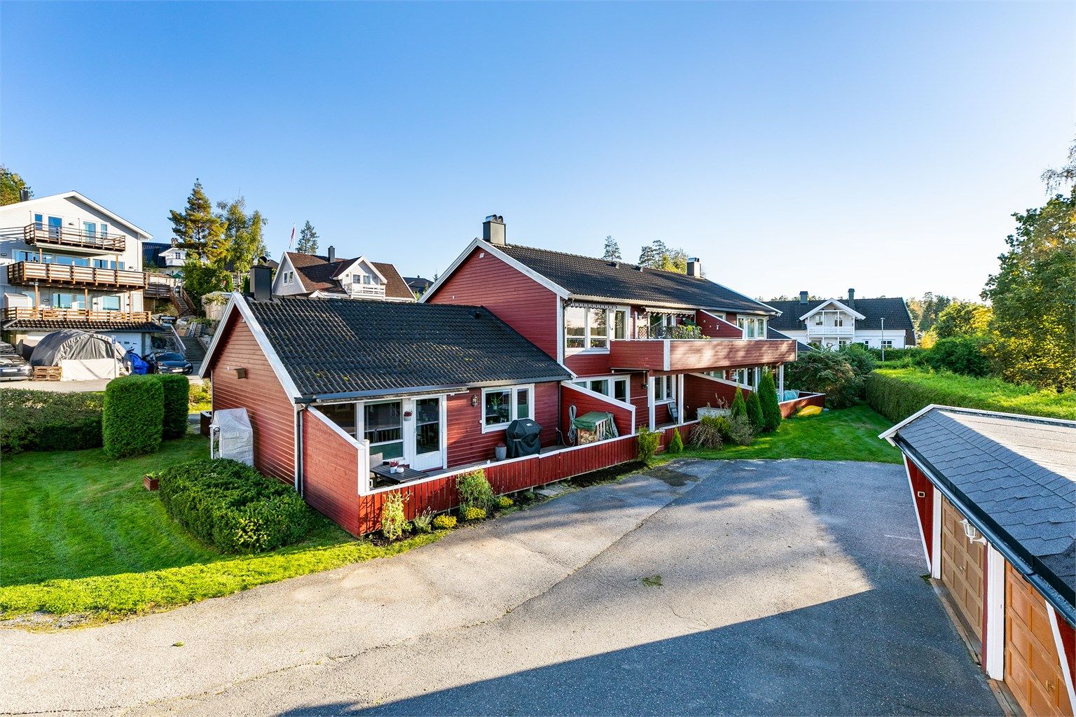 I denne store tre-roms leiligheten får du rekkehus-følelsen. Leiligheten har enkel adkomst, tilknyttet hageflekk og terrasse på begge sider. Fotograf; Børge Oppegård.
