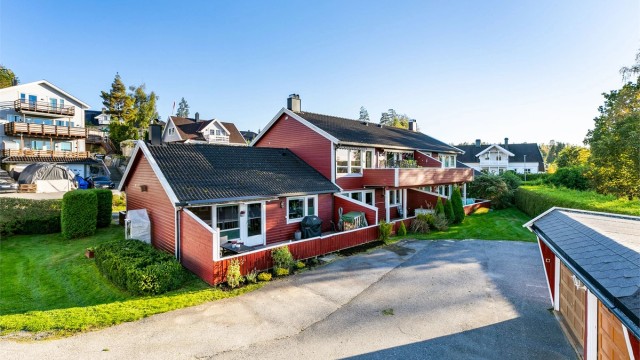 I denne store tre-roms leiligheten får du rekkehus-følelsen. Leiligheten har enkel adkomst, tilknyttet hageflekk og terrasse på begge sider. Fotograf; Børge Oppegård.