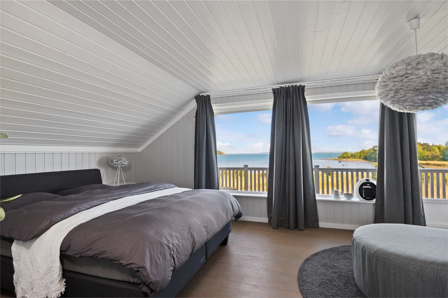 Hovedsoverommet er flott og luftig med store vinduer og utgang til en deilig balkong.