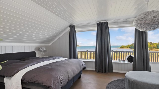 Hovedsoverommet er flott og luftig med store vinduer og utgang til en deilig balkong.