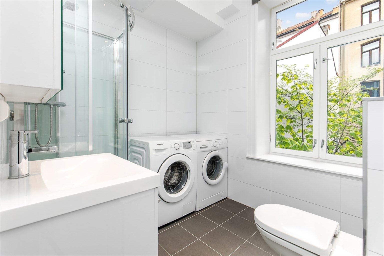 Ett av leilighetens to bad.