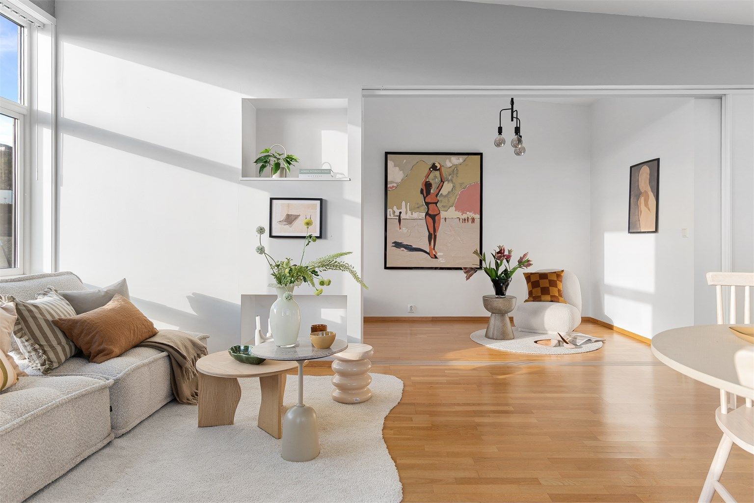 - God takhøyde i kombinasjon med store vindusflater gir en flott atmosfære i stuen -