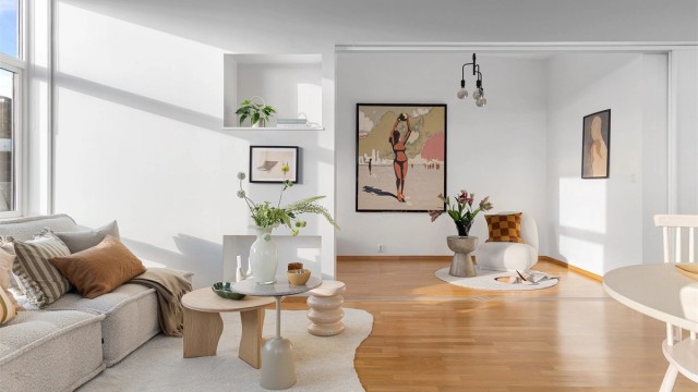 - God takhøyde i kombinasjon med store vindusflater gir en flott atmosfære i stuen -