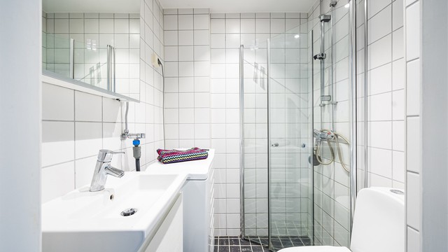 Lyst, flislagt baderom fra 2009 med varmekabler i gulv for en behagelig start på dagen og downlights i himling. Vaskemaskin vil medfølge salgget.