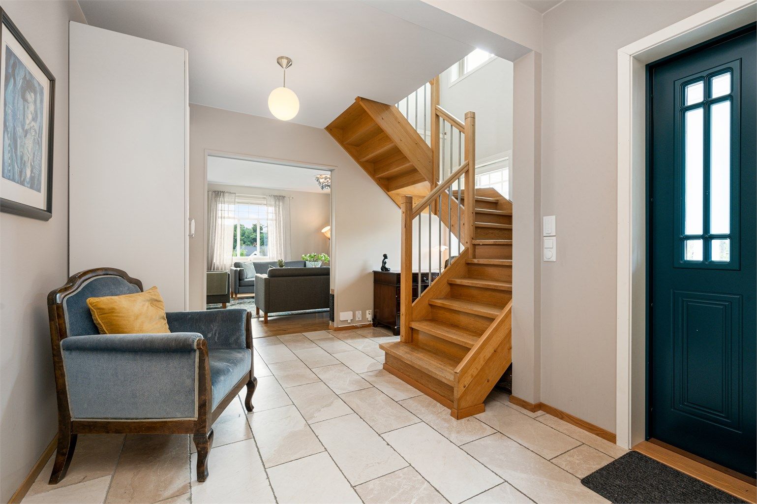 Velkommen inn! Gangen er på 15 kvm og har rikelig med oppbevaringsplass til yttertøy og sko. 