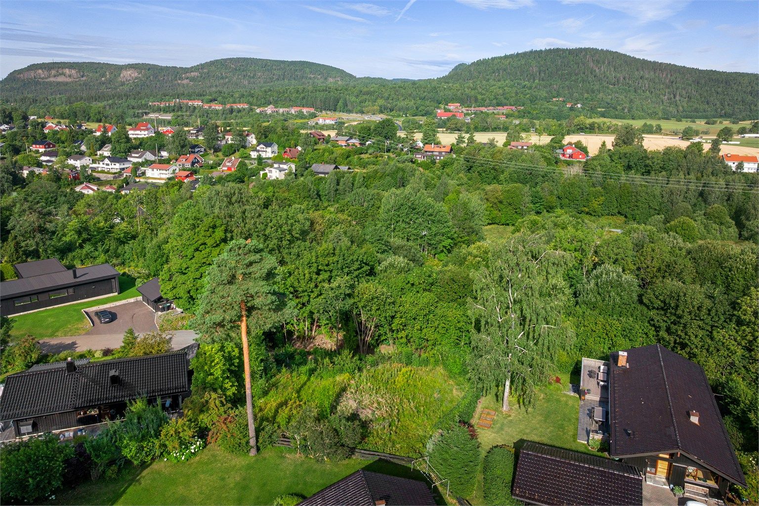 Tomten ligger innerst i blindvei i et populært boligområde. Foto: Zovenfra