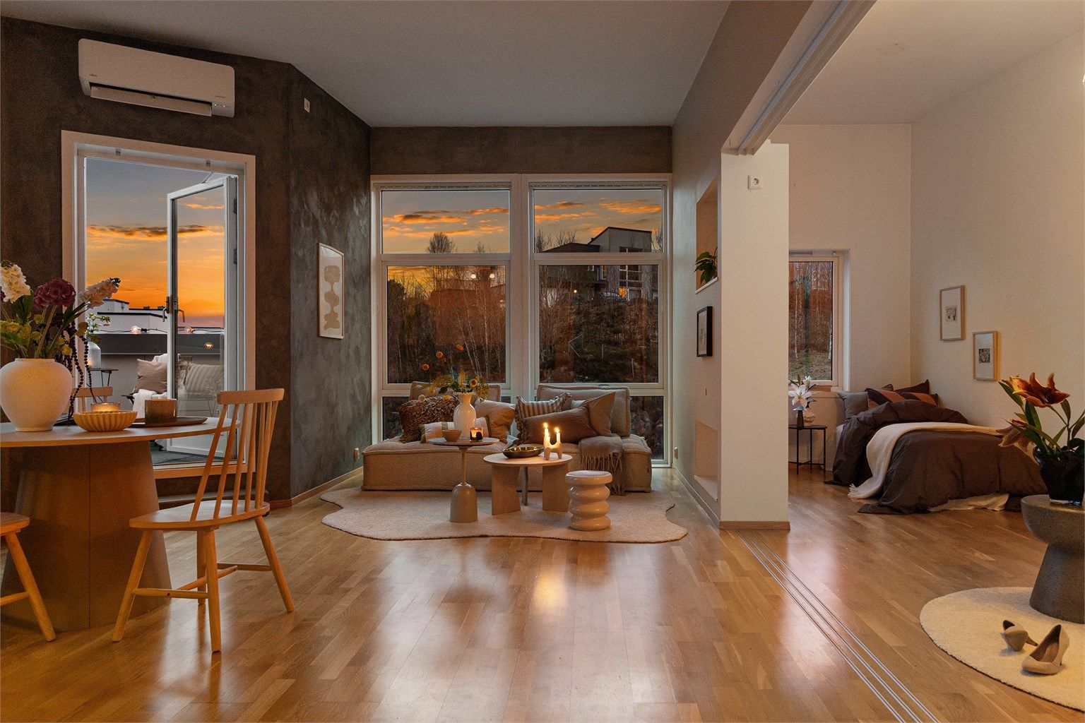 - På kveldstid kan også nydelige sommerhimler nytes fra stuens store vindusflater -