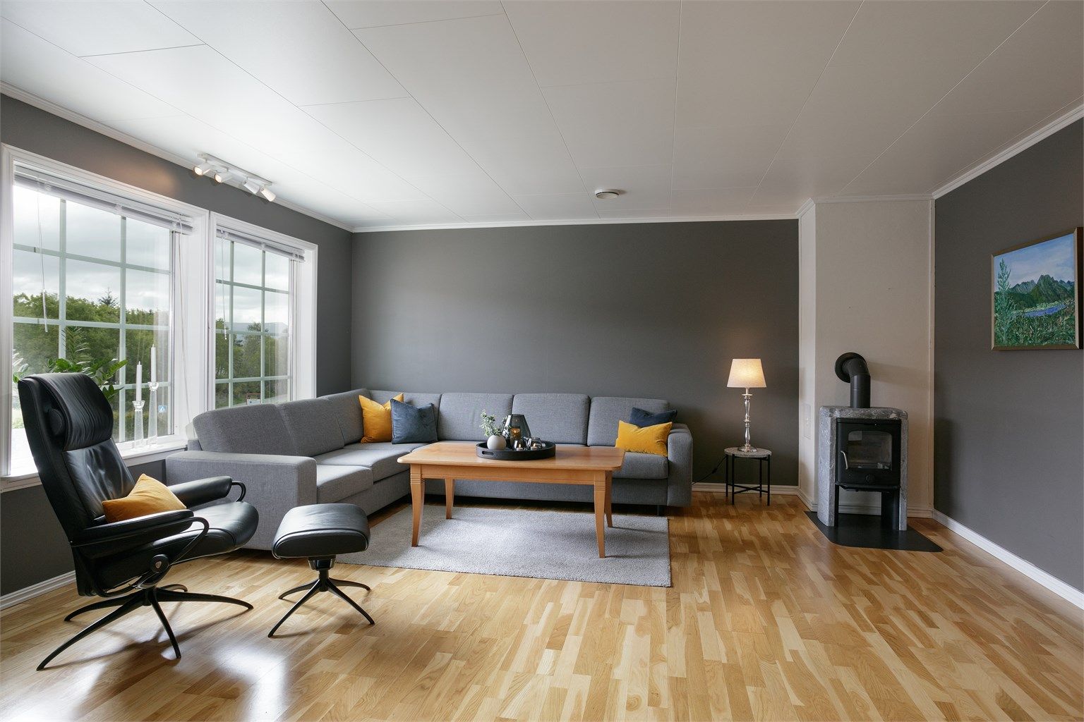 Stue med peisovn som gir en lun og hyggelig atmosfære