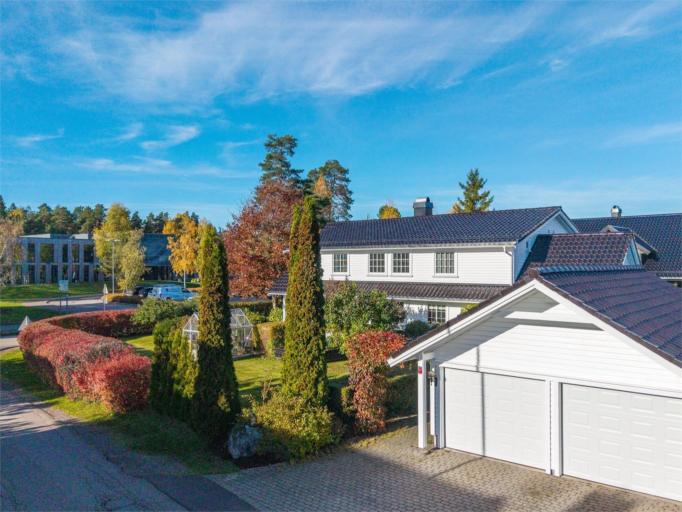 Frittstående dobbelgarasje på 39 m² med nye leddporter fra 2026.