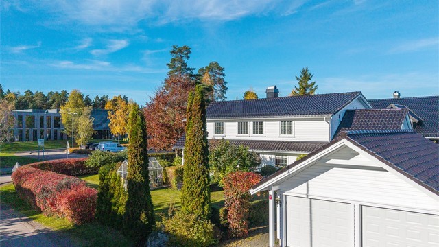 Frittstående dobbelgarasje på 39 m² med nye leddporter fra 2026.