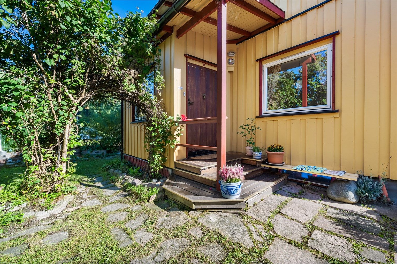 Hellelagt adkomstvei til boligens overbygde inngangsparti i 1. etasje