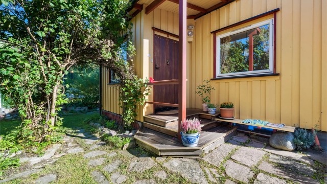 Hellelagt adkomstvei til boligens overbygde inngangsparti i 1. etasje