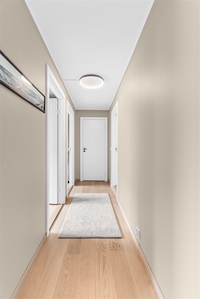 Leiligheten har nye innerdører fra oppussing i 2022.