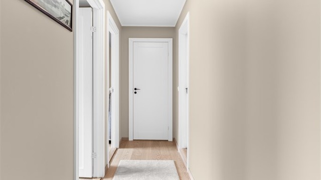 Leiligheten har nye innerdører fra oppussing i 2022.