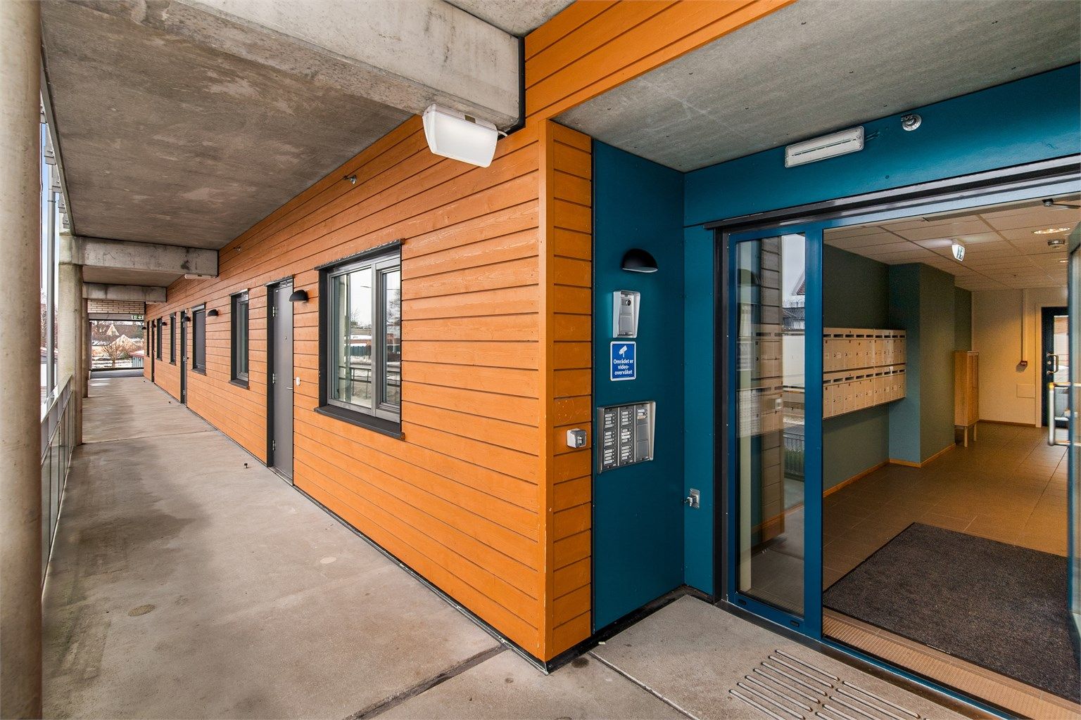 Hovedinngang med porttelefon i leligheten