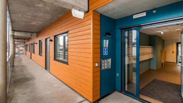 Hovedinngang med porttelefon i leligheten