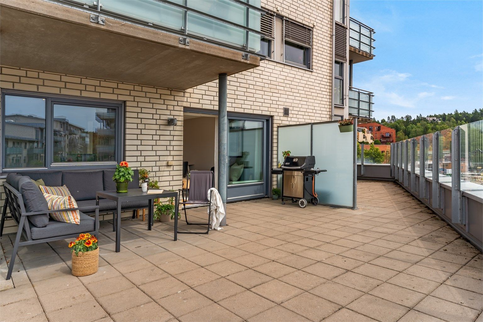 Drømmer du om fasiliteter som solrik uteplass, heis, garasje og sentral beliggenhet? Da er denne boligen noe for deg!