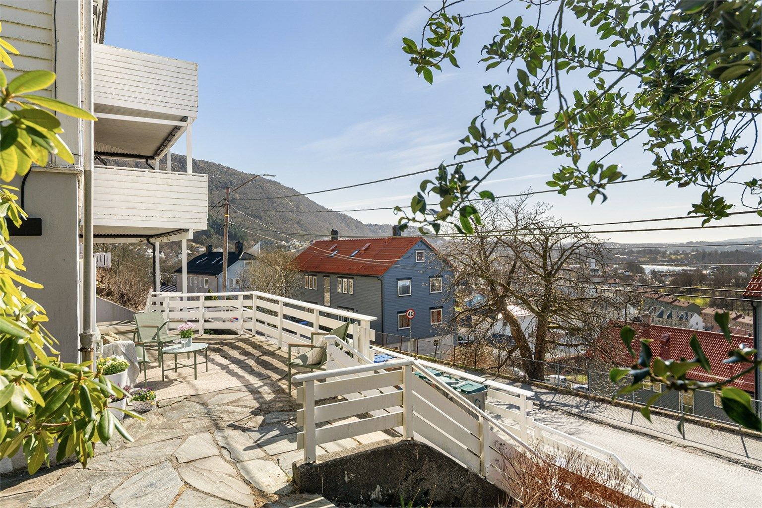 - En romslig leilighet med sentral og solrik beliggenhet på Landås og flott utsikt mot Bergensdalen og videre mot Løvstakken -