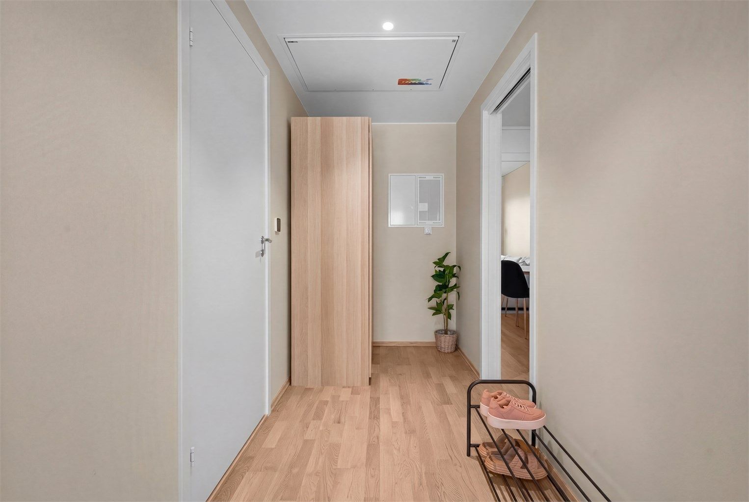 Entréen ønsker velkommen med parkett på gulv og plass til garderobeløsning.