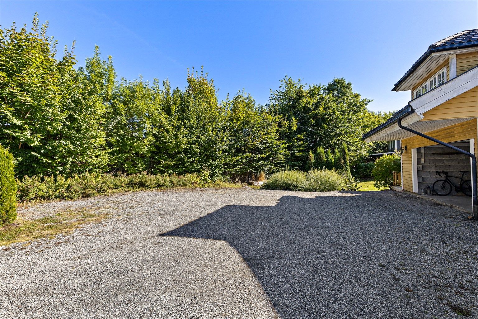 I tillegg til carporten er det plass til parkering utenfor på biloppstillingsplass