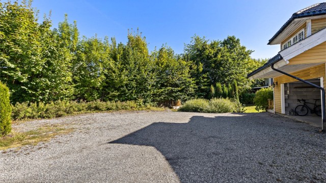 I tillegg til carporten er det plass til parkering utenfor på biloppstillingsplass