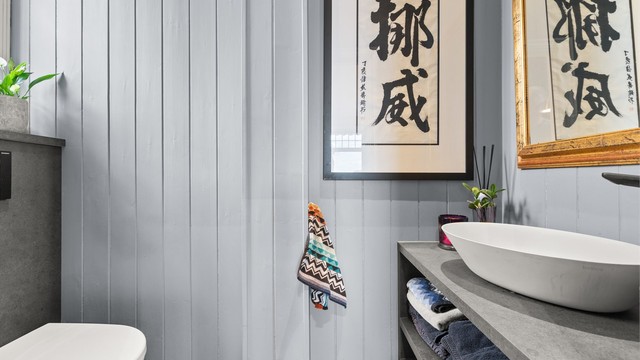 Toalettrom med gulvfliser med gulvvarme og downlights i himling