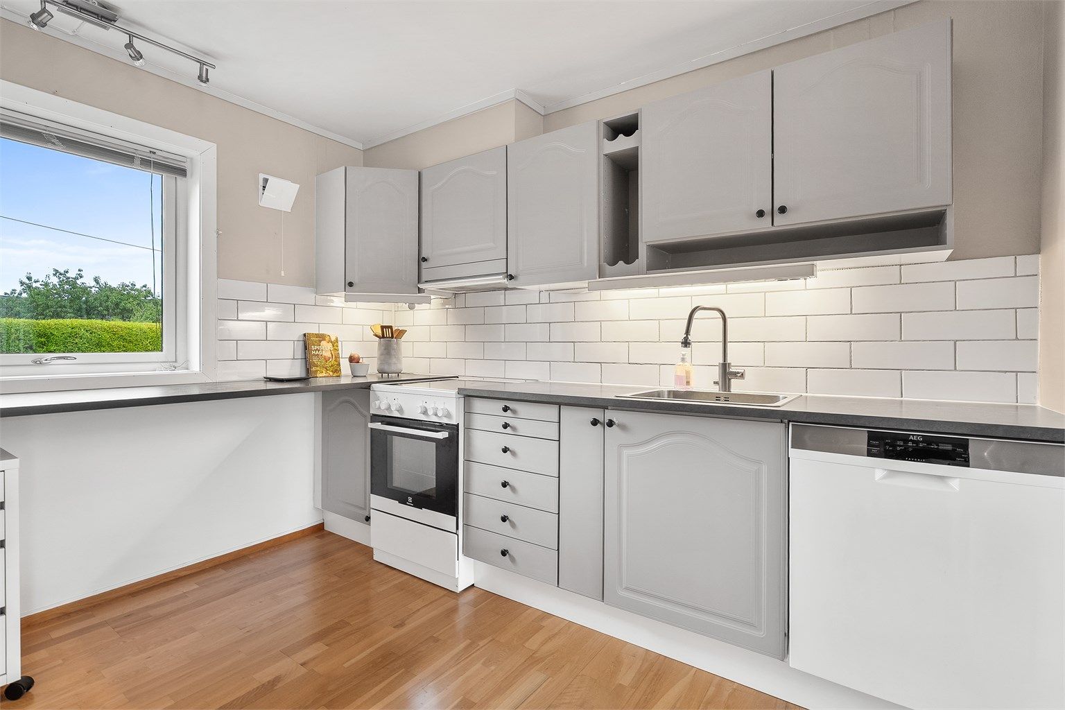 Fliser mellom benk og overskap - nedfelt oppvaskkum og ett-greps armatur (fra 2023) - Integrert belysning