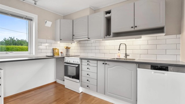 Fliser mellom benk og overskap - nedfelt oppvaskkum og ett-greps armatur (fra 2023) - Integrert belysning