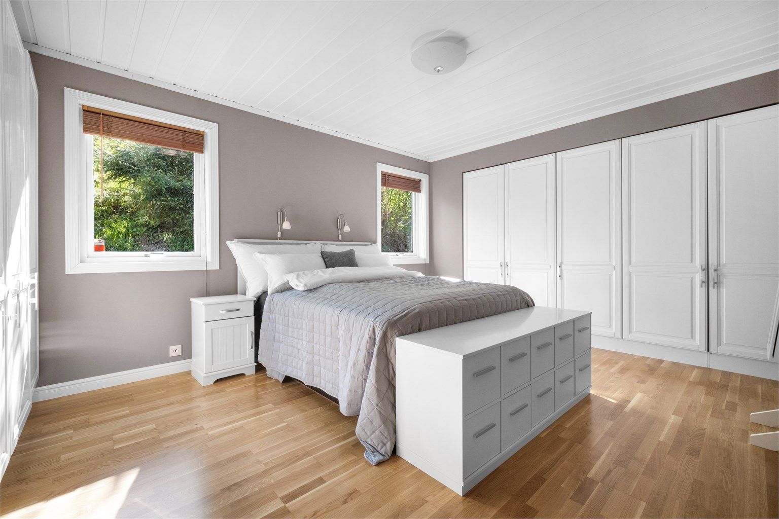 Master bedroom med on-suite bad - Pent integrert garderobeskap med profilerte fronter på begge sider.