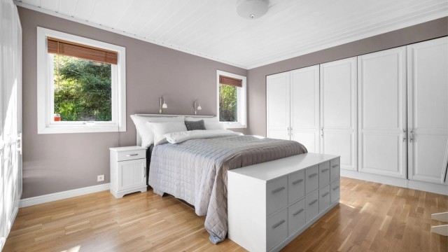 Master bedroom med on-suite bad - Pent integrert garderobeskap med profilerte fronter på begge sider.