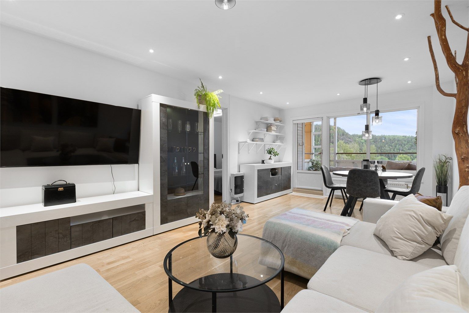 Lys og romslig stue med god plass til både sofagruppe og spisebord