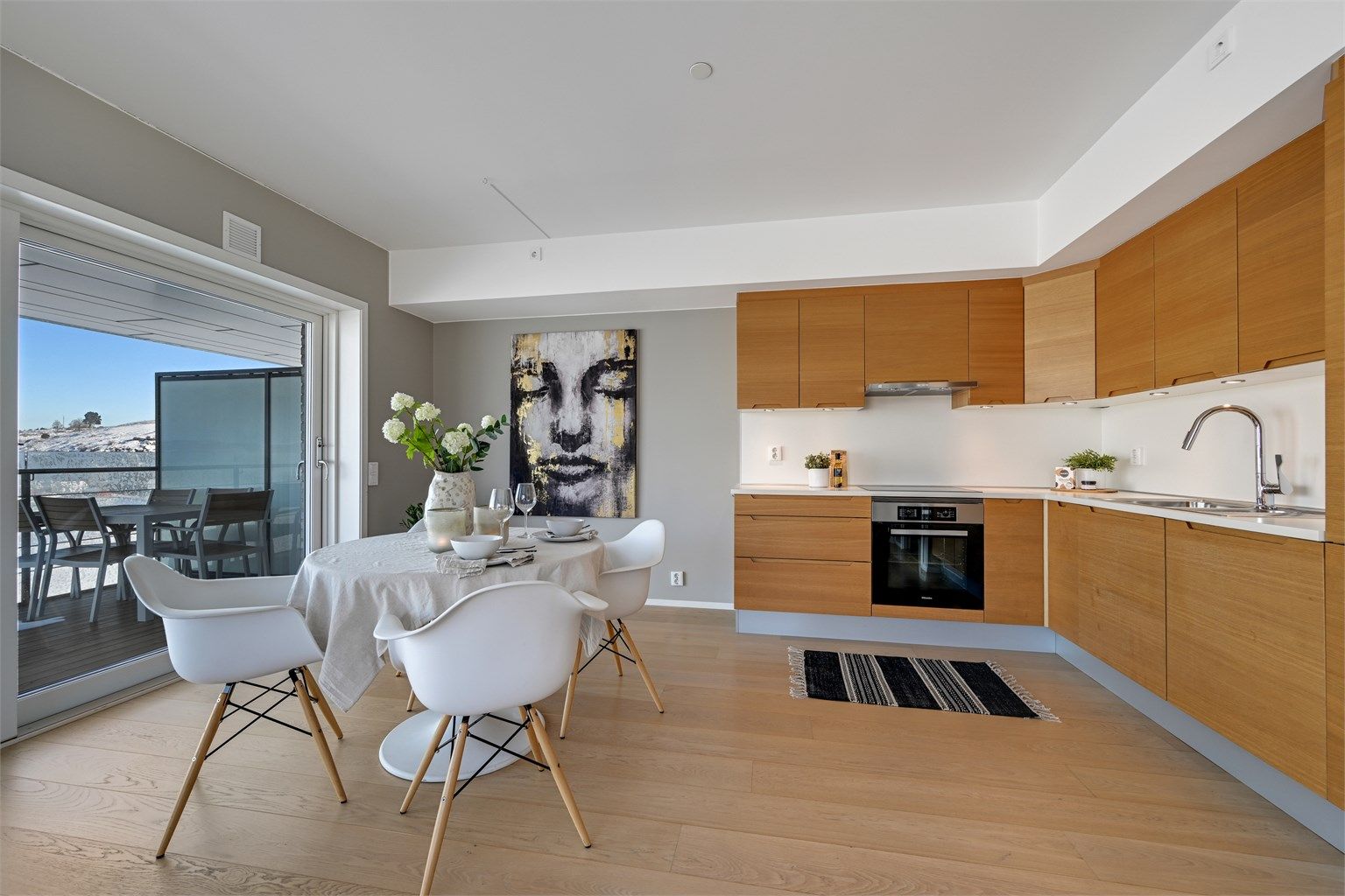 Leiligheten inneholder entré, stue og kjøkken i åpen løsning, bad/vaskerom, to soverom samt et walk-in closet. 