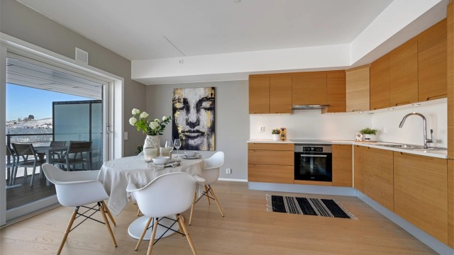 Leiligheten inneholder entré, stue og kjøkken i åpen løsning, bad/vaskerom, to soverom samt et walk-in closet.