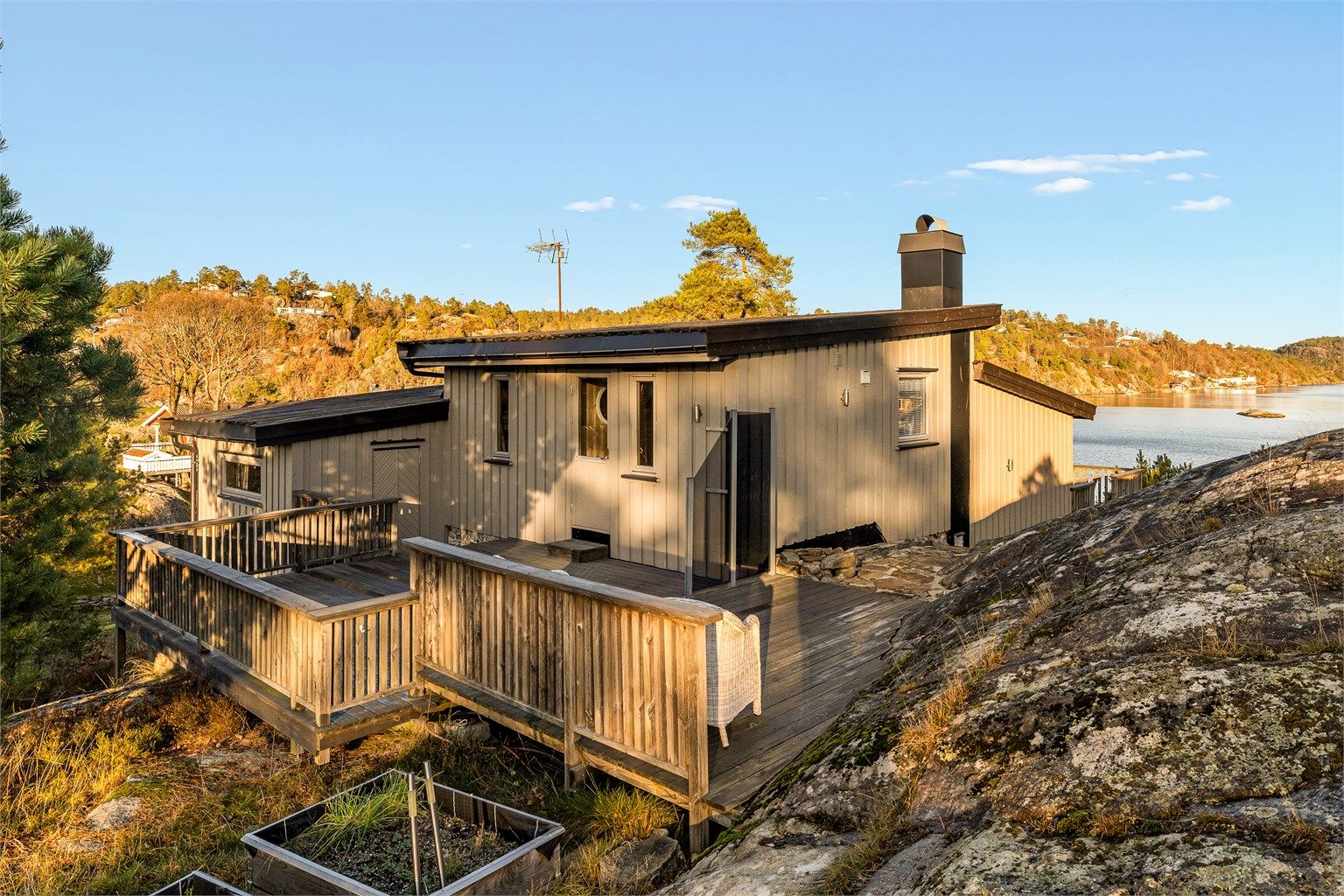 Bebyggelsen er godt tilpasset terrenget og glir naturlig inn i kystlandskapet.