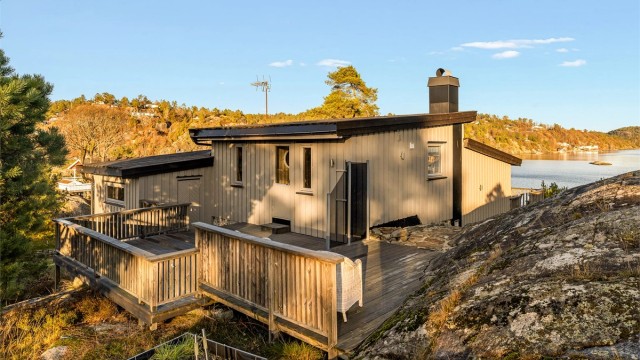 Bebyggelsen er godt tilpasset terrenget og glir naturlig inn i kystlandskapet.