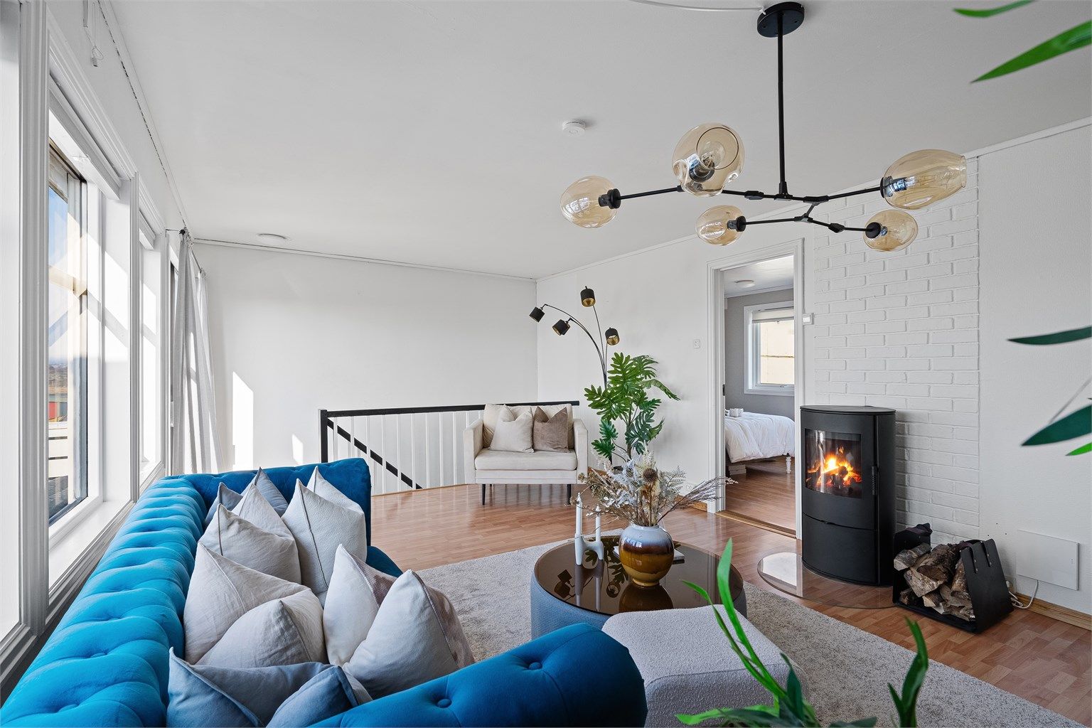  Noen har endret til at kjøkken og stue er samlet i denne etasjen.  Det er lysmalt strie på vegg og laminat på gulv. 