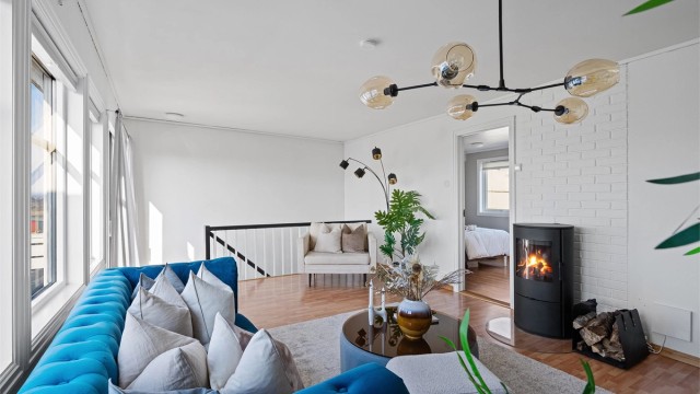 Noen har endret til at kjøkken og stue er samlet i denne etasjen. Det er lysmalt strie på vegg og laminat på gulv.