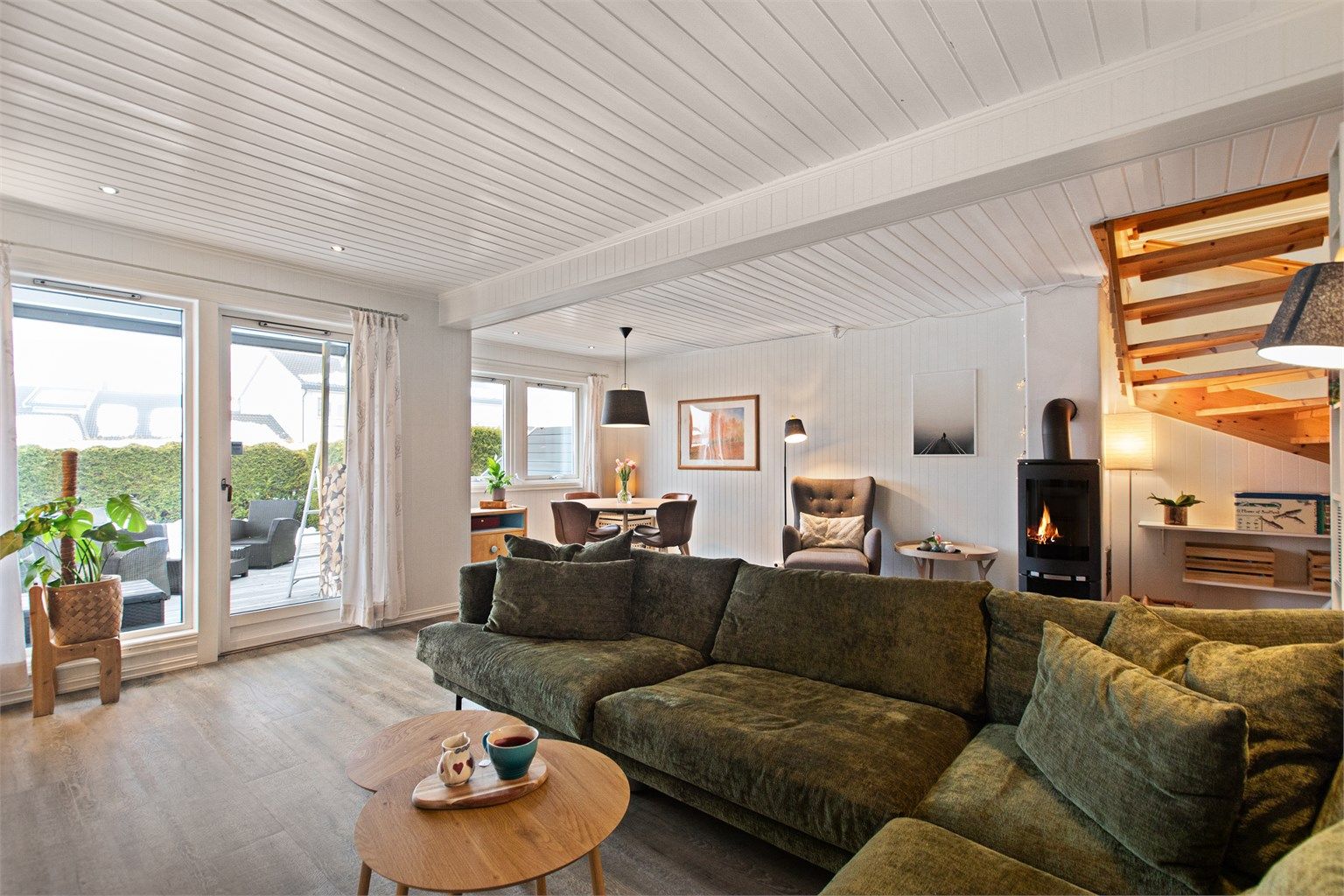 Stuen har peisovn som varmer godt på kalde dager