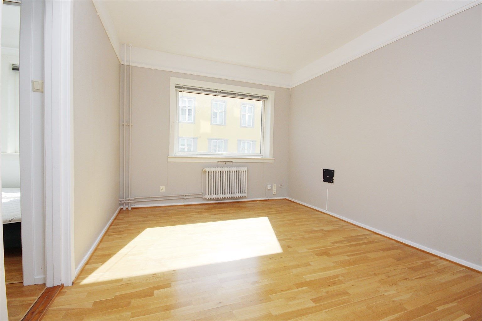 Stuen er lys og romslig. Plass til både sofagruppe og liten spisegruppe. I stuen er det nå en helt ny fransk balkong.