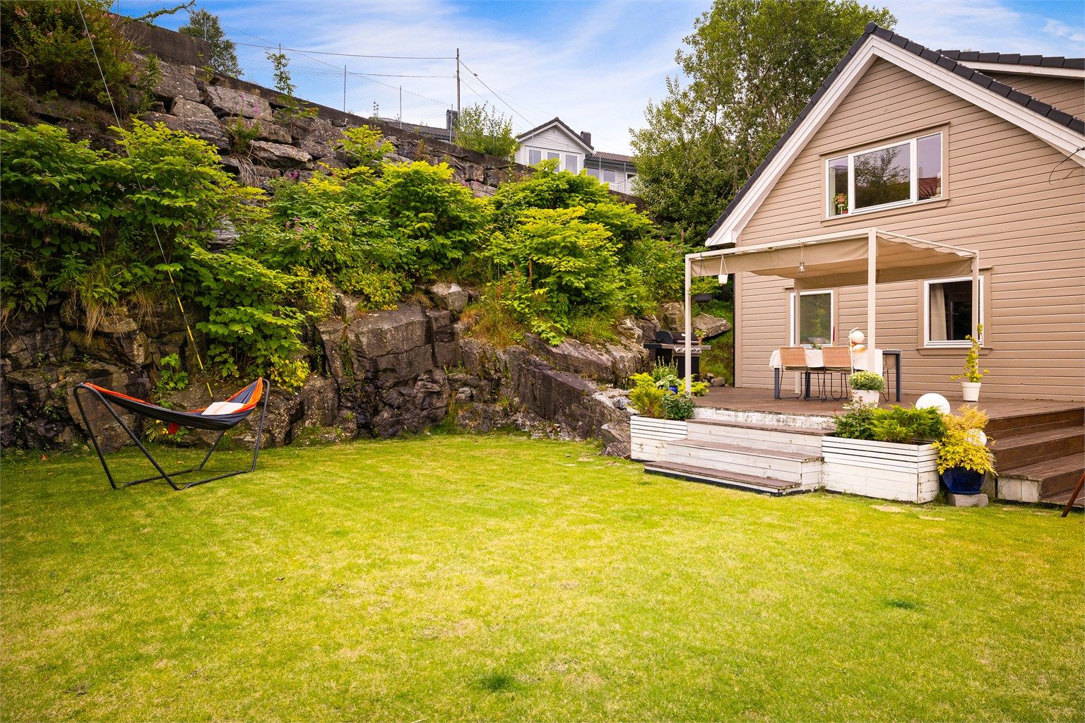 Stor og flat gressplen som egner seg godt for barnefamilier.