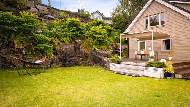 Stor og flat gressplen som egner seg godt for barnefamilier.