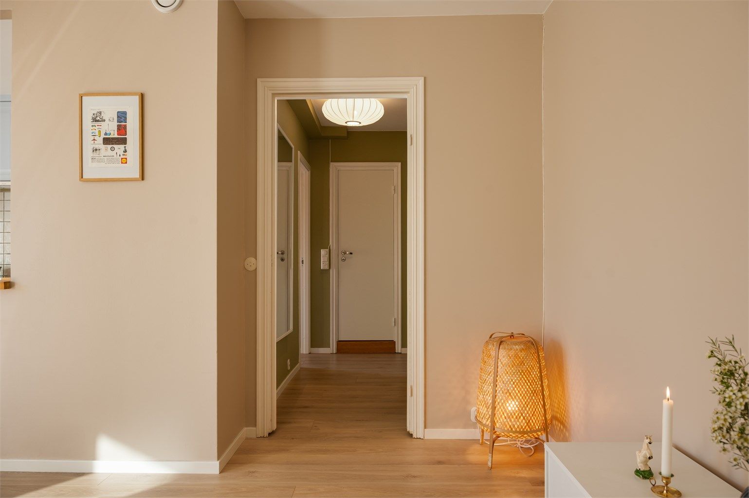 Gulvene er belagt med laminat.